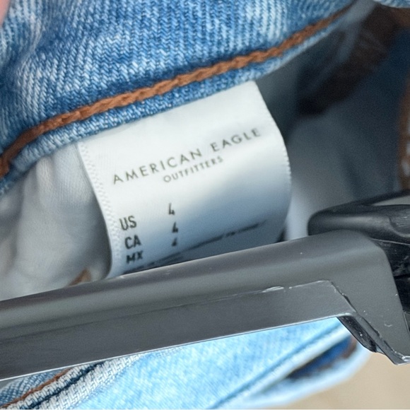 American Eagle Strigid Mom Jean Shorts Size 4 Light Wash Distressed Cuffed - Picture 4 of 4